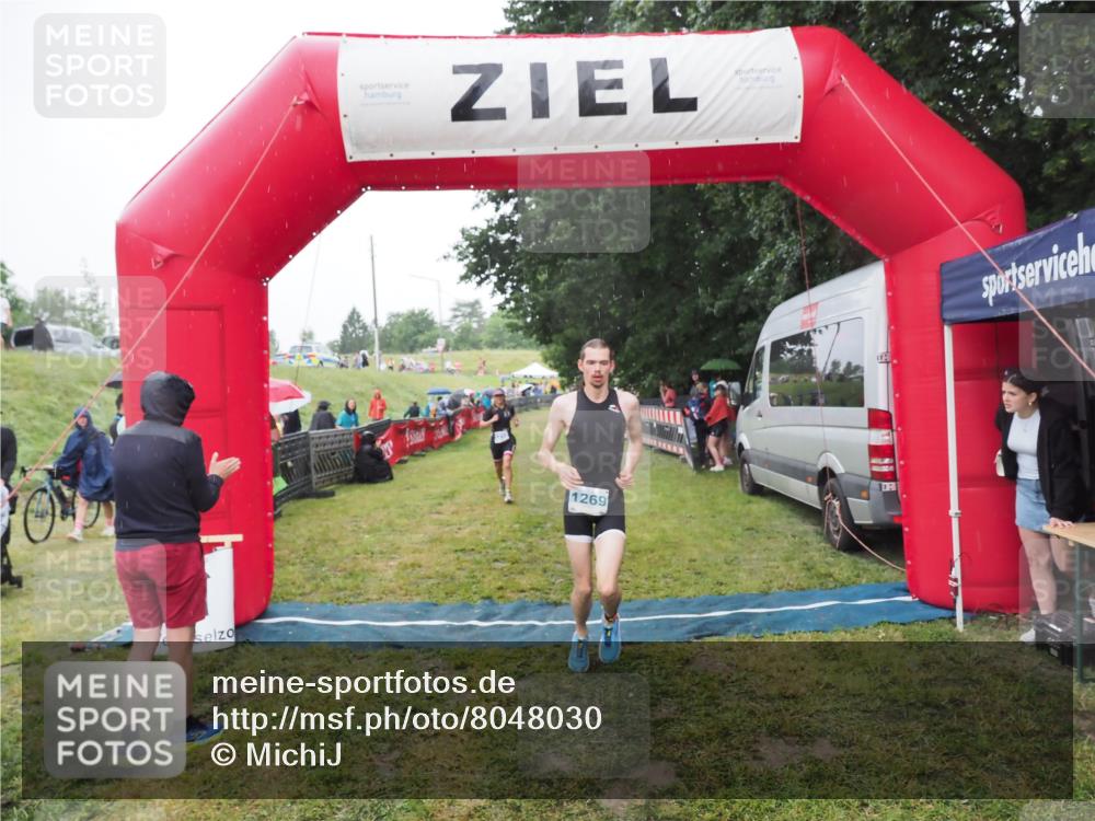 21.06.2025 - 27. Vierlanden-Triathlon MichiJ http://msf.ph/oto/8048030 15.06.2026 14:17:18 Ziel 1218, 1269 meine-sportfotos.de