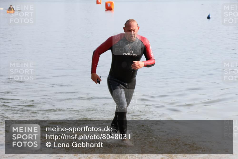 15.06.2025 - 27. Vierlanden-Triathlon Lena Gebhardt http://msf.ph/oto/8048031 15.06.2025 08:58:13 Schwimmen 151, 157, 232 meine-sportfotos.de