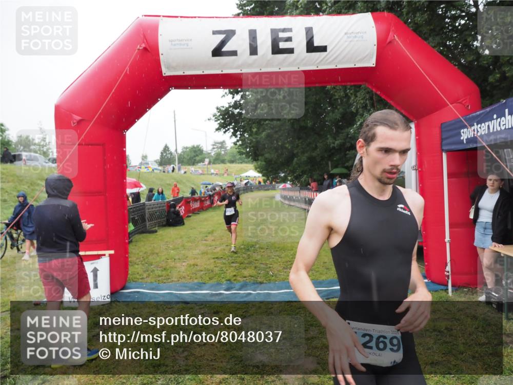 21.06.2025 - 27. Vierlanden-Triathlon MichiJ http://msf.ph/oto/8048037 15.06.2026 14:17:18 Ziel 1218, 1269 meine-sportfotos.de