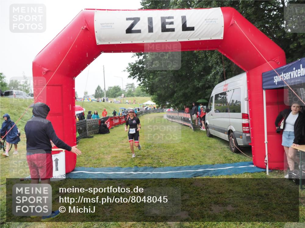 21.06.2025 - 27. Vierlanden-Triathlon MichiJ http://msf.ph/oto/8048045 15.06.2026 14:17:19 Ziel 1218, 1269 meine-sportfotos.de