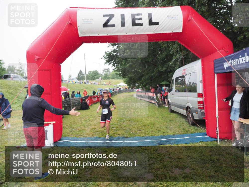 21.06.2025 - 27. Vierlanden-Triathlon MichiJ http://msf.ph/oto/8048051 15.06.2026 14:17:19 Ziel 1218, 1269 meine-sportfotos.de