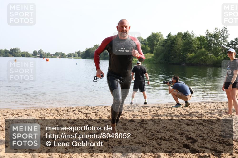 15.06.2025 - 27. Vierlanden-Triathlon Lena Gebhardt http://msf.ph/oto/8048052 15.06.2025 08:58:16 Schwimmen 151, 232 meine-sportfotos.de