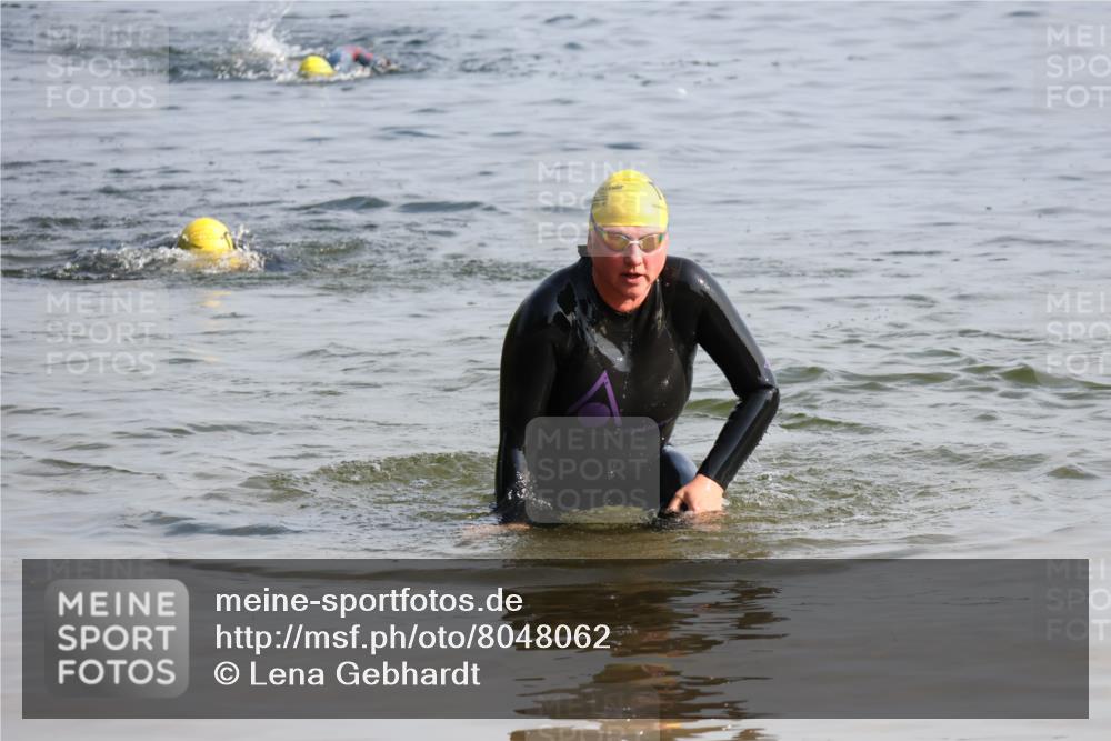 15.06.2025 - 27. Vierlanden-Triathlon Lena Gebhardt http://msf.ph/oto/8048062 15.06.2025 08:58:43 Schwimmen 208, 236 meine-sportfotos.de