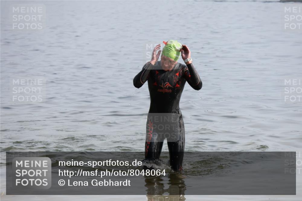 15.06.2025 - 27. Vierlanden-Triathlon Lena Gebhardt http://msf.ph/oto/8048064 15.06.2025 08:58:44 Schwimmen 208, 236 meine-sportfotos.de