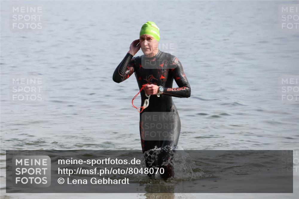 15.06.2025 - 27. Vierlanden-Triathlon Lena Gebhardt http://msf.ph/oto/8048070 15.06.2025 08:58:45 Schwimmen 208, 236 meine-sportfotos.de
