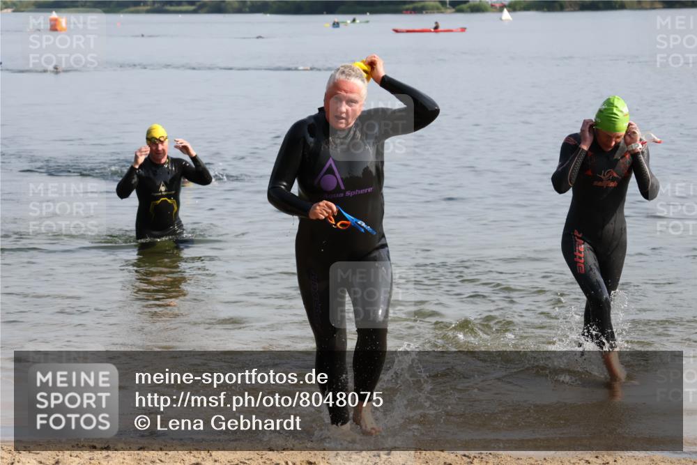 15.06.2025 - 27. Vierlanden-Triathlon Lena Gebhardt http://msf.ph/oto/8048075 15.06.2025 08:58:47 Schwimmen 208, 236 meine-sportfotos.de