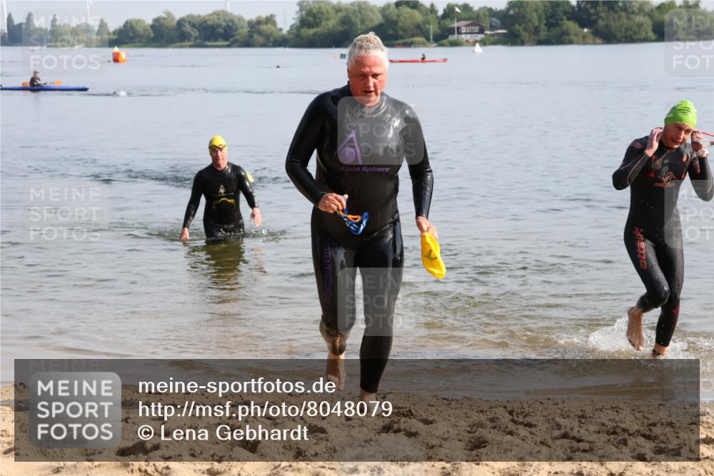 15.06.2025 - 27. Vierlanden-Triathlon Lena Gebhardt http://msf.ph/oto/8048079 15.06.2025 08:58:48 Schwimmen 208, 236 meine-sportfotos.de