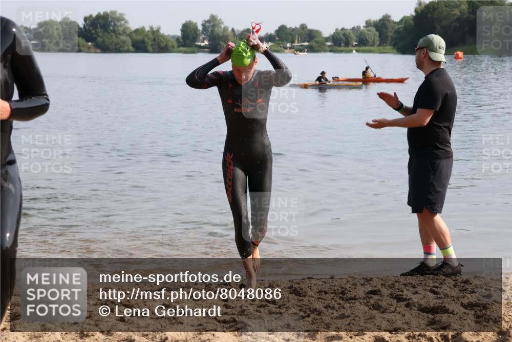 15.06.2025 - 27. Vierlanden-Triathlon Lena Gebhardt http://msf.ph/oto/8048086 15.06.2025 08:58:50 Schwimmen 208, 235, 236 meine-sportfotos.de