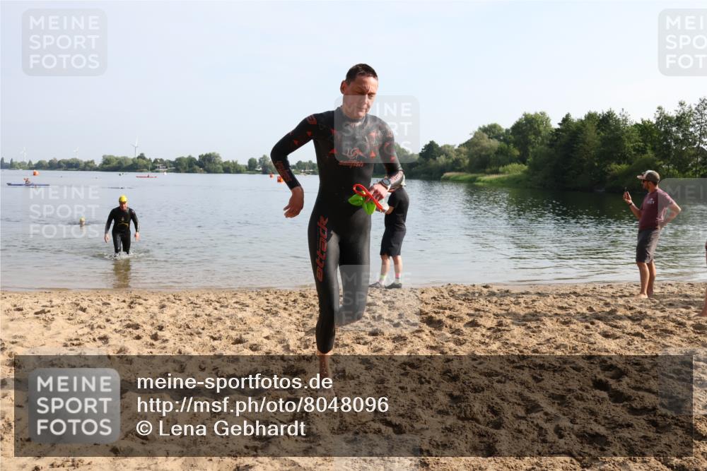 15.06.2025 - 27. Vierlanden-Triathlon Lena Gebhardt http://msf.ph/oto/8048096 15.06.2025 08:58:53 Schwimmen 208, 235, 236 meine-sportfotos.de