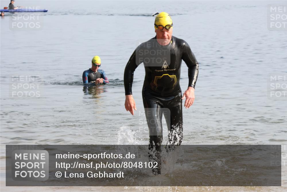 15.06.2025 - 27. Vierlanden-Triathlon Lena Gebhardt http://msf.ph/oto/8048102 15.06.2025 08:58:55 Schwimmen 208, 235, 236 meine-sportfotos.de