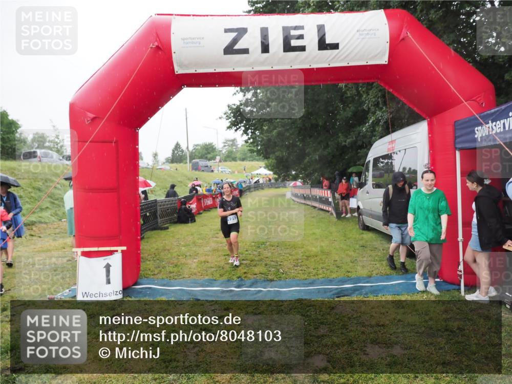 21.06.2025 - 27. Vierlanden-Triathlon MichiJ http://msf.ph/oto/8048103 15.06.2026 14:18:03 Ziel 1212 meine-sportfotos.de