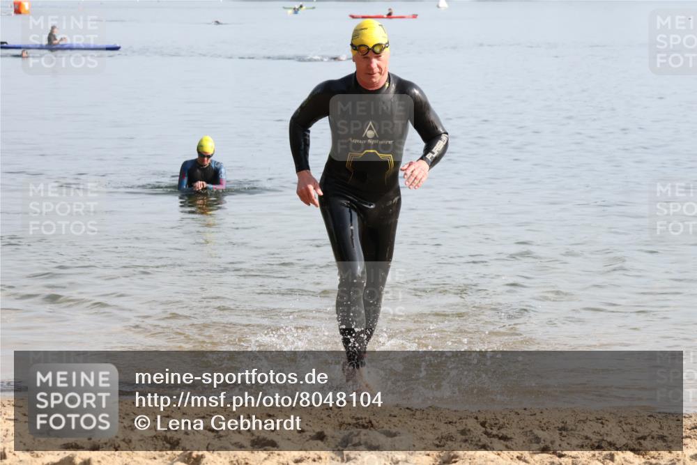 15.06.2025 - 27. Vierlanden-Triathlon Lena Gebhardt http://msf.ph/oto/8048104 15.06.2025 08:58:56 Schwimmen 208, 235, 236 meine-sportfotos.de