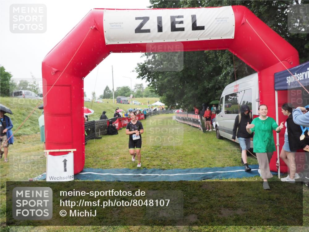 21.06.2025 - 27. Vierlanden-Triathlon MichiJ http://msf.ph/oto/8048107 15.06.2026 14:18:03 Ziel 1212 meine-sportfotos.de