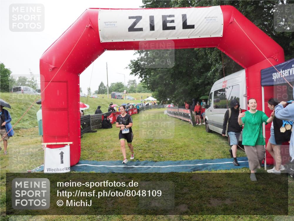 21.06.2025 - 27. Vierlanden-Triathlon MichiJ http://msf.ph/oto/8048109 15.06.2026 14:18:03 Ziel 1212 meine-sportfotos.de