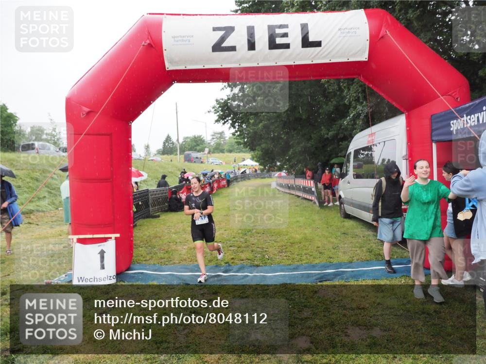 21.06.2025 - 27. Vierlanden-Triathlon MichiJ http://msf.ph/oto/8048112 15.06.2026 14:18:03 Ziel 1212 meine-sportfotos.de