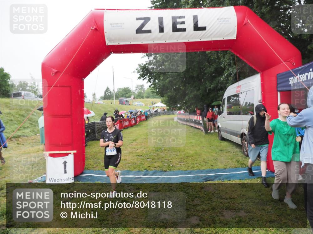 21.06.2025 - 27. Vierlanden-Triathlon MichiJ http://msf.ph/oto/8048118 15.06.2026 14:18:04 Ziel 1212 meine-sportfotos.de