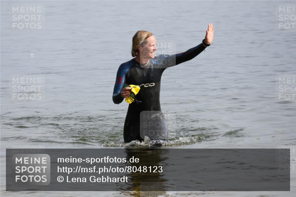 15.06.2025 - 27. Vierlanden-Triathlon Lena Gebhardt http://msf.ph/oto/8048123 15.06.2025 08:59:03 Schwimmen 227, 235 meine-sportfotos.de