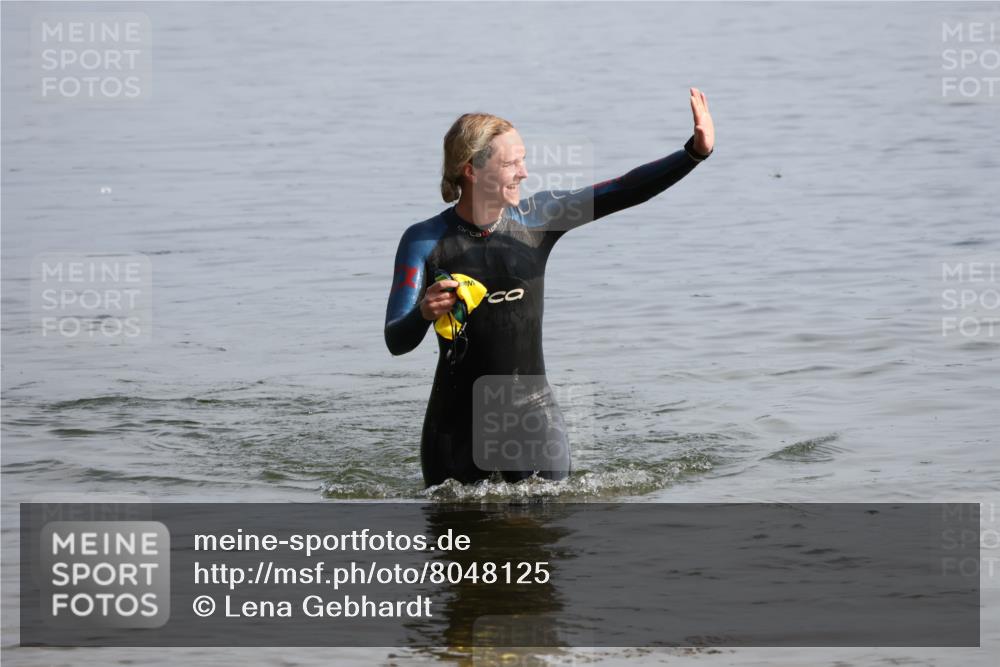 15.06.2025 - 27. Vierlanden-Triathlon Lena Gebhardt http://msf.ph/oto/8048125 15.06.2025 08:59:03 Schwimmen 227, 235 meine-sportfotos.de
