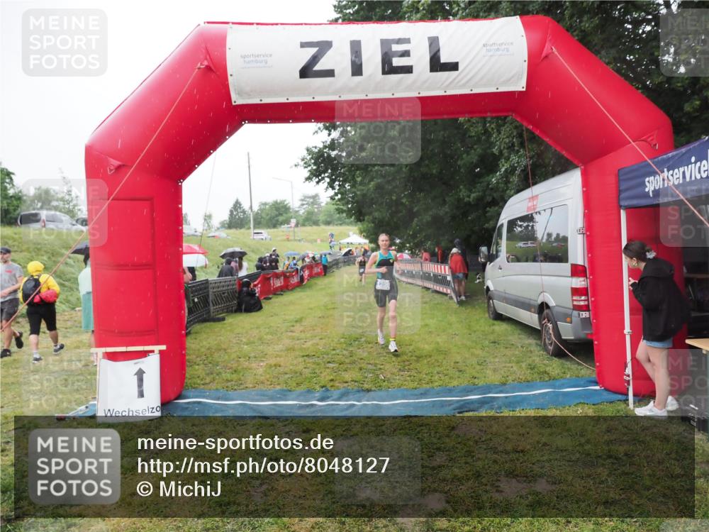 21.06.2025 - 27. Vierlanden-Triathlon MichiJ http://msf.ph/oto/8048127 15.06.2026 14:18:25 Ziel 1208 meine-sportfotos.de