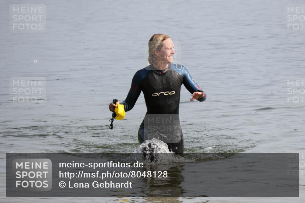 15.06.2025 - 27. Vierlanden-Triathlon Lena Gebhardt http://msf.ph/oto/8048128 15.06.2025 08:59:03 Schwimmen 227, 235 meine-sportfotos.de