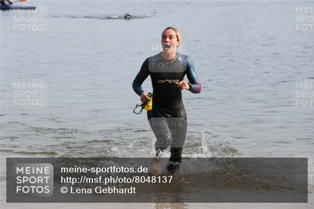 15.06.2025 - 27. Vierlanden-Triathlon Lena Gebhardt http://msf.ph/oto/8048137 15.06.2025 08:59:06 Schwimmen 227, 235 meine-sportfotos.de