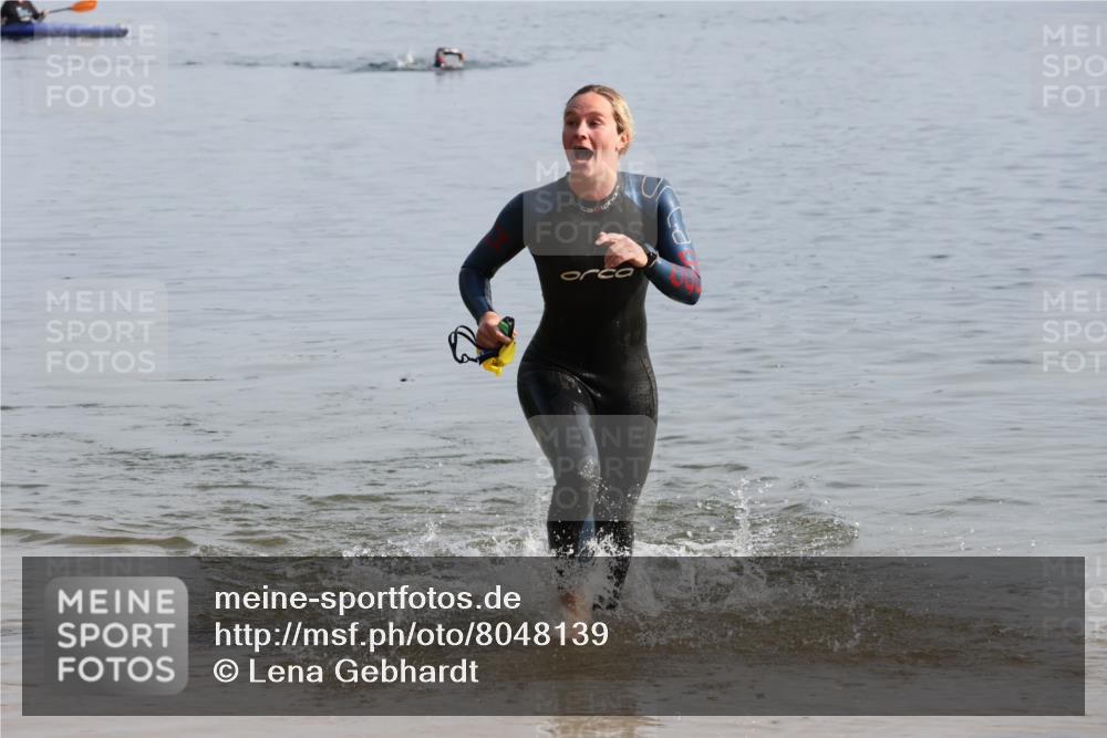15.06.2025 - 27. Vierlanden-Triathlon Lena Gebhardt http://msf.ph/oto/8048139 15.06.2025 08:59:06 Schwimmen 227, 235 meine-sportfotos.de