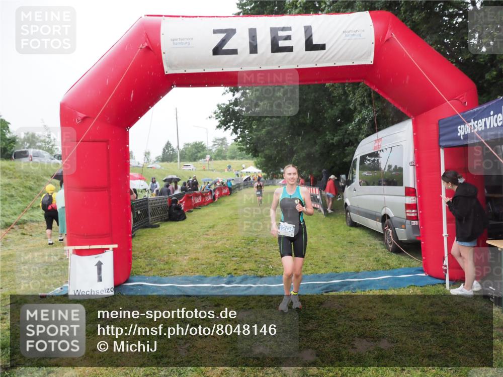 21.06.2025 - 27. Vierlanden-Triathlon MichiJ http://msf.ph/oto/8048146 15.06.2026 14:18:26 Ziel 1208 meine-sportfotos.de