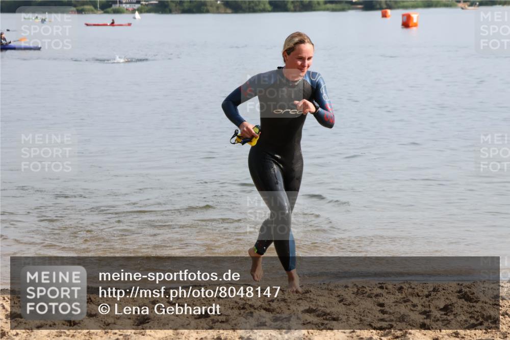 15.06.2025 - 27. Vierlanden-Triathlon Lena Gebhardt http://msf.ph/oto/8048147 15.06.2025 08:59:07 Schwimmen 227, 235 meine-sportfotos.de