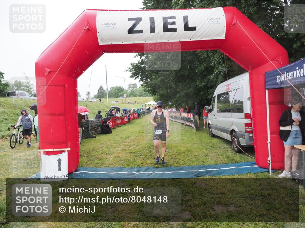 21.06.2025 - 27. Vierlanden-Triathlon MichiJ http://msf.ph/oto/8048148 15.06.2026 14:18:32 Ziel 1208, 1272 meine-sportfotos.de