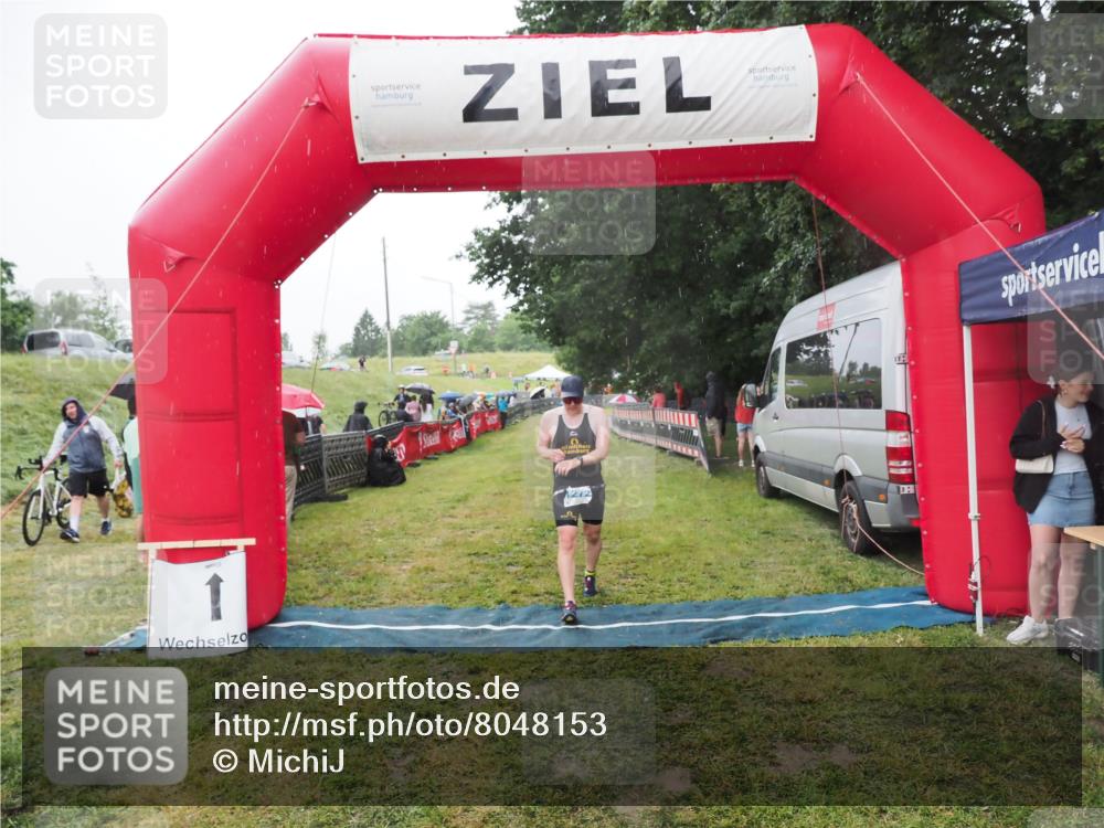 21.06.2025 - 27. Vierlanden-Triathlon MichiJ http://msf.ph/oto/8048153 15.06.2026 14:18:32 Ziel 1208, 1272 meine-sportfotos.de