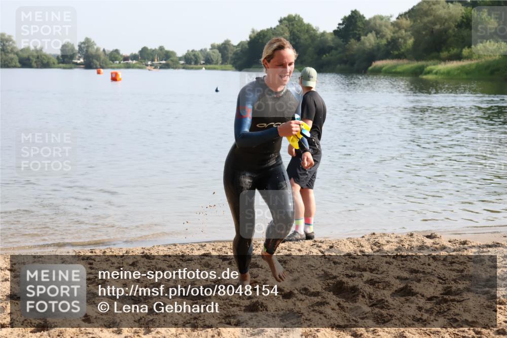 15.06.2025 - 27. Vierlanden-Triathlon Lena Gebhardt http://msf.ph/oto/8048154 15.06.2025 08:59:09 Schwimmen 227, 235 meine-sportfotos.de