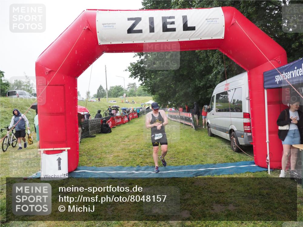21.06.2025 - 27. Vierlanden-Triathlon MichiJ http://msf.ph/oto/8048157 15.06.2026 14:18:32 Ziel 1208, 1272 meine-sportfotos.de