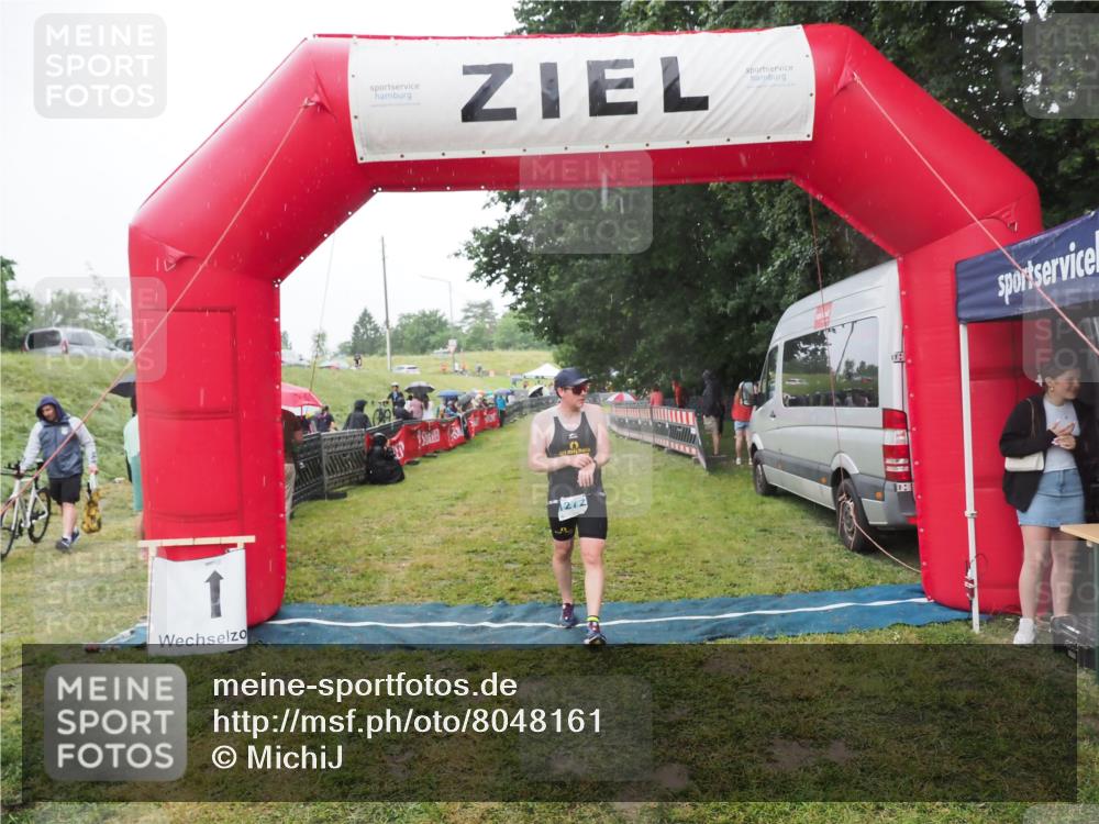 21.06.2025 - 27. Vierlanden-Triathlon MichiJ http://msf.ph/oto/8048161 15.06.2026 14:18:33 Ziel 1272 meine-sportfotos.de