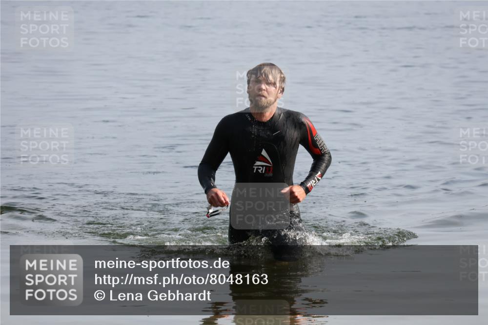 15.06.2025 - 27. Vierlanden-Triathlon Lena Gebhardt http://msf.ph/oto/8048163 15.06.2025 08:59:50 Schwimmen 241 meine-sportfotos.de