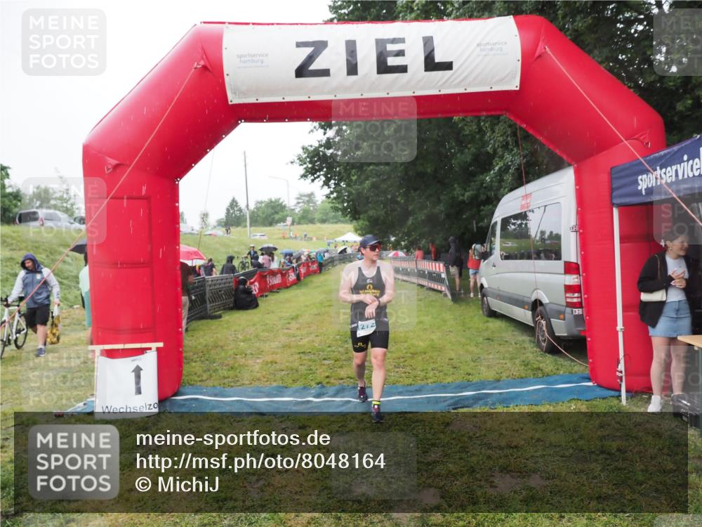 21.06.2025 - 27. Vierlanden-Triathlon MichiJ http://msf.ph/oto/8048164 15.06.2026 14:18:33 Ziel 1272 meine-sportfotos.de