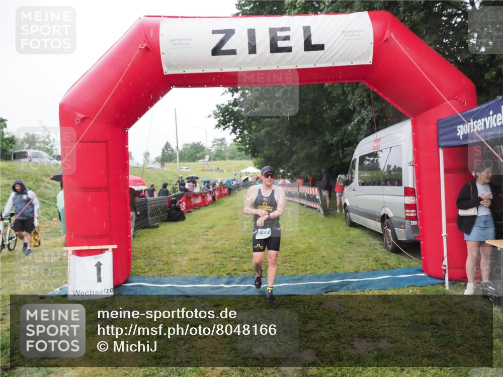 21.06.2025 - 27. Vierlanden-Triathlon MichiJ http://msf.ph/oto/8048166 15.06.2026 14:18:33 Ziel 1272 meine-sportfotos.de