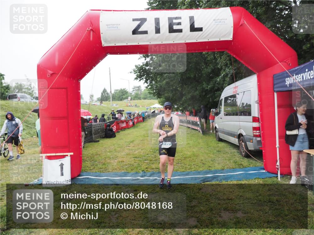21.06.2025 - 27. Vierlanden-Triathlon MichiJ http://msf.ph/oto/8048168 15.06.2026 14:18:33 Ziel 1272 meine-sportfotos.de