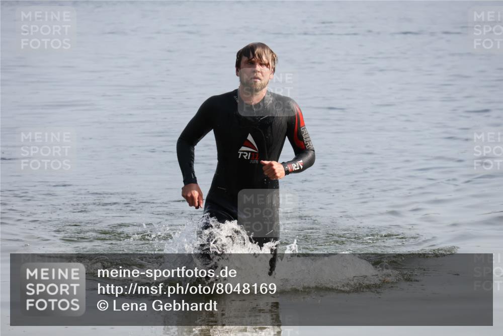 15.06.2025 - 27. Vierlanden-Triathlon Lena Gebhardt http://msf.ph/oto/8048169 15.06.2025 08:59:51 Schwimmen 241 meine-sportfotos.de