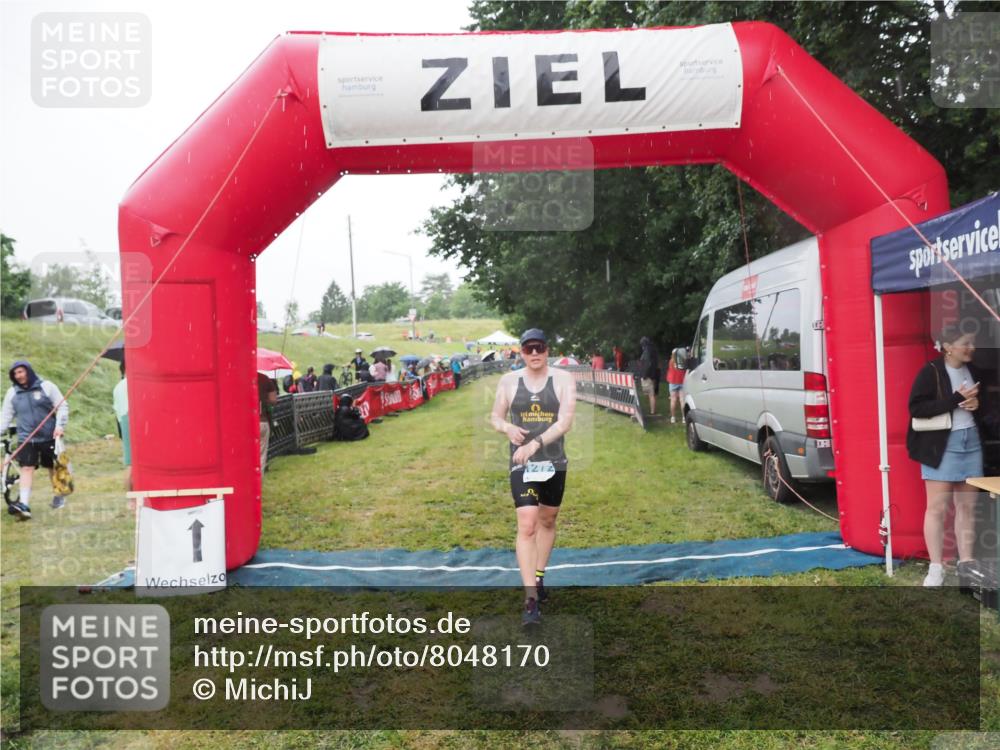 21.06.2025 - 27. Vierlanden-Triathlon MichiJ http://msf.ph/oto/8048170 15.06.2026 14:18:33 Ziel 1272 meine-sportfotos.de