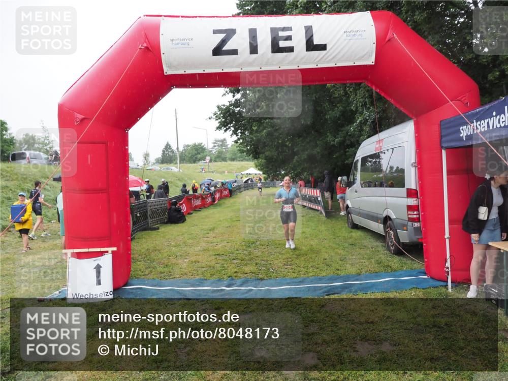 21.06.2025 - 27. Vierlanden-Triathlon MichiJ http://msf.ph/oto/8048173 15.06.2026 14:18:41 Ziel 204 meine-sportfotos.de