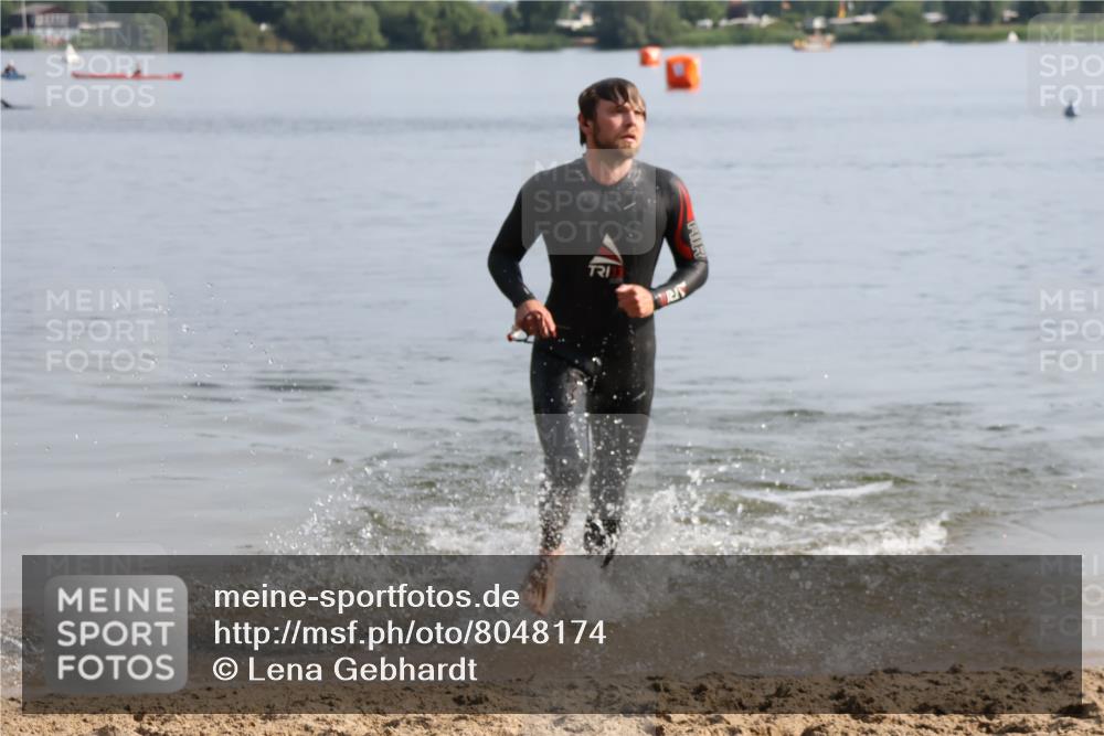 15.06.2025 - 27. Vierlanden-Triathlon Lena Gebhardt http://msf.ph/oto/8048174 15.06.2025 08:59:53 Schwimmen 241 meine-sportfotos.de