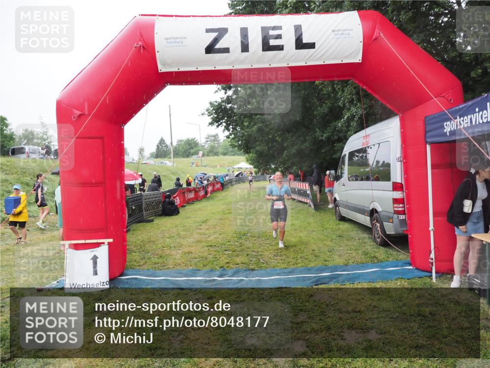 21.06.2025 - 27. Vierlanden-Triathlon MichiJ http://msf.ph/oto/8048177 15.06.2026 14:18:42 Ziel 204 meine-sportfotos.de