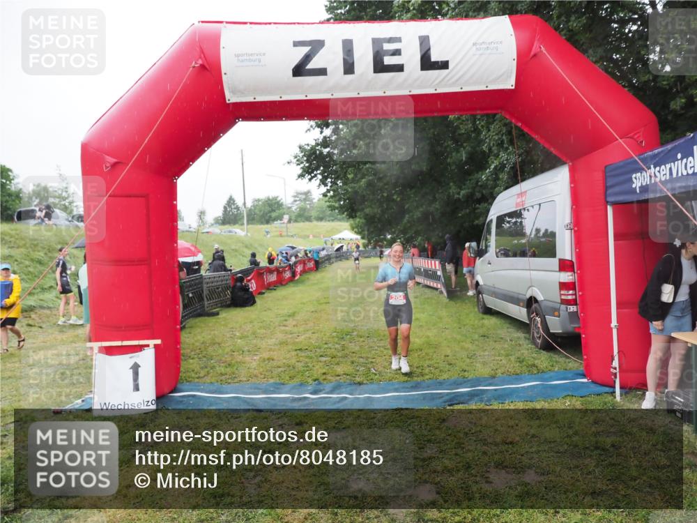 21.06.2025 - 27. Vierlanden-Triathlon MichiJ http://msf.ph/oto/8048185 15.06.2026 14:18:42 Ziel 204 meine-sportfotos.de
