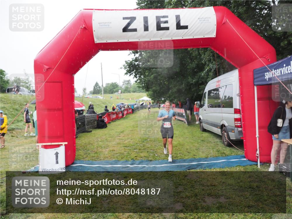 21.06.2025 - 27. Vierlanden-Triathlon MichiJ http://msf.ph/oto/8048187 15.06.2026 14:18:42 Ziel 204 meine-sportfotos.de