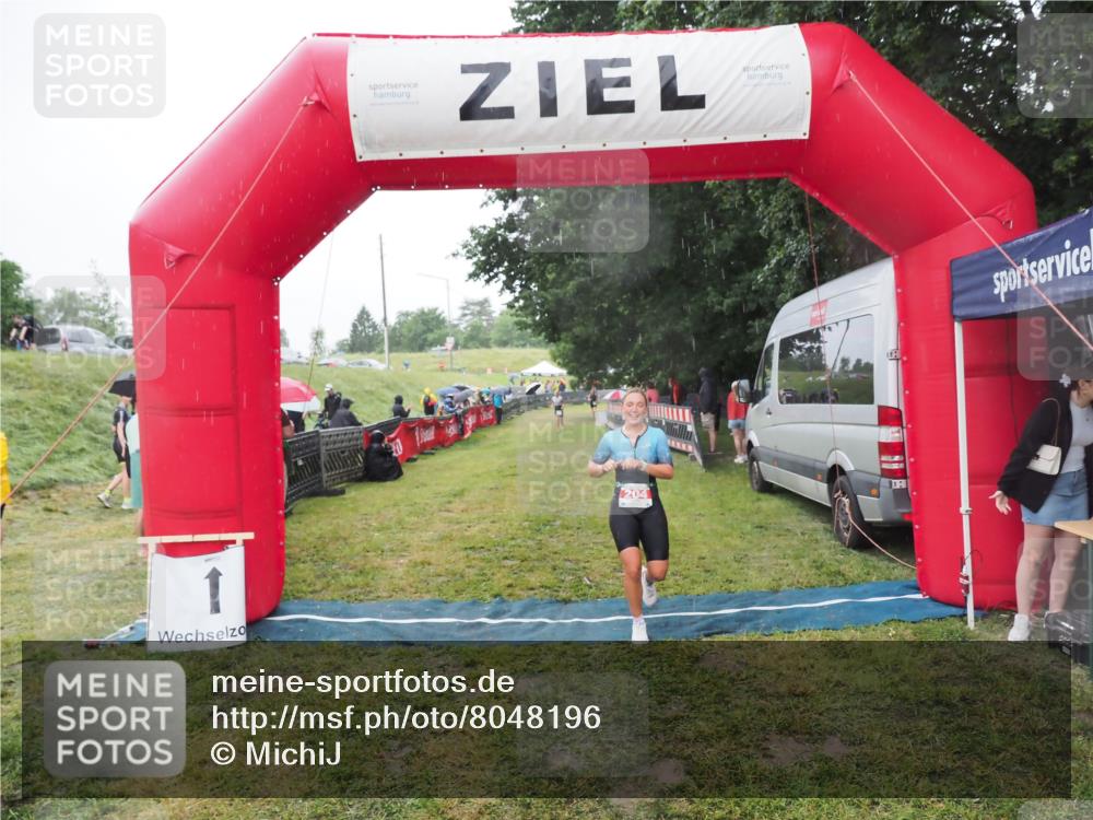 21.06.2025 - 27. Vierlanden-Triathlon MichiJ http://msf.ph/oto/8048196 15.06.2026 14:18:43 Ziel 204 meine-sportfotos.de