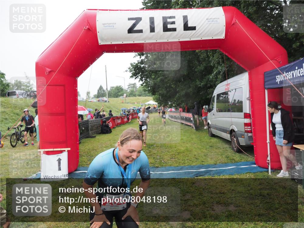 21.06.2025 - 27. Vierlanden-Triathlon MichiJ http://msf.ph/oto/8048198 15.06.2026 14:18:49 Ziel 204, 1216, 1228 meine-sportfotos.de