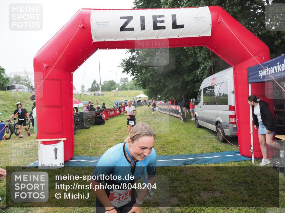 21.06.2025 - 27. Vierlanden-Triathlon MichiJ http://msf.ph/oto/8048204 15.06.2026 14:18:49 Ziel 204, 1216, 1228 meine-sportfotos.de