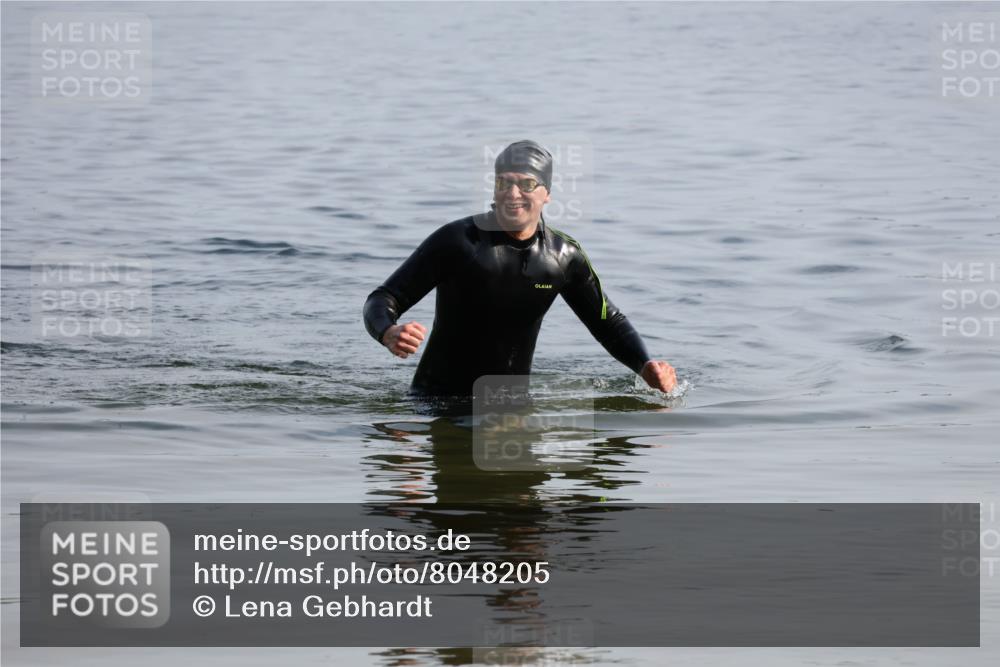15.06.2025 - 27. Vierlanden-Triathlon Lena Gebhardt http://msf.ph/oto/8048205 15.06.2025 09:00:26 Schwimmen  meine-sportfotos.de