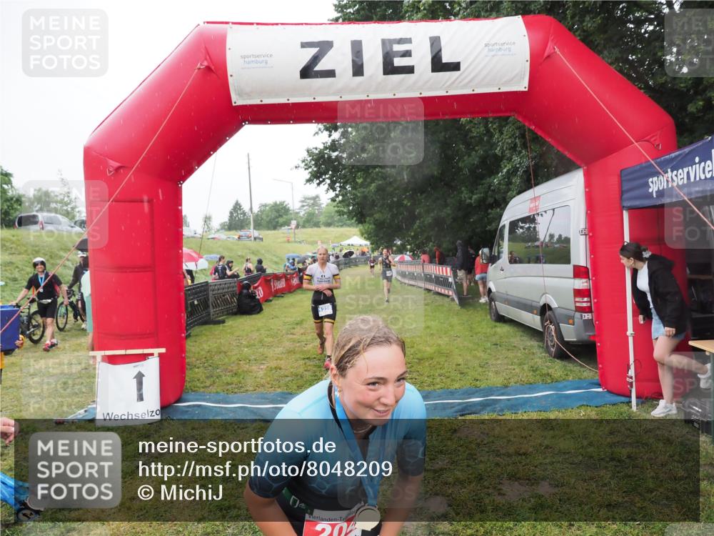 21.06.2025 - 27. Vierlanden-Triathlon MichiJ http://msf.ph/oto/8048209 15.06.2026 14:18:50 Ziel 1216, 1228 meine-sportfotos.de