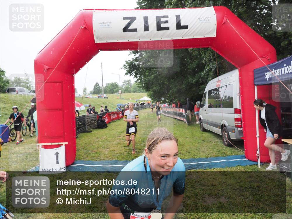 21.06.2025 - 27. Vierlanden-Triathlon MichiJ http://msf.ph/oto/8048211 15.06.2026 14:18:50 Ziel 1216, 1228 meine-sportfotos.de